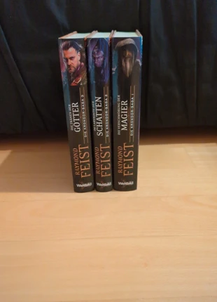 Krondor Saga 1-3, staat: Heel goed, € 7,00, € 8,05 inclusief Kopersbescherming