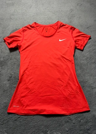 Teeshirt rouge Nike Pro | Taille L, marca: Nike, estado: Muy bueno, tamaño: L / 40 / 12, 10,00 €, 11,20 € Protección al comprador Pro incluida