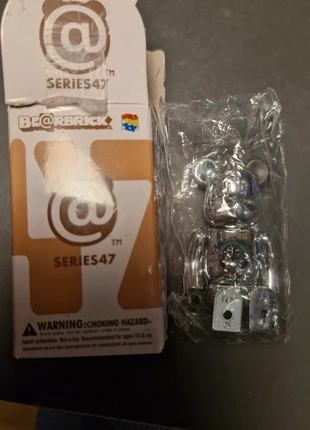Bearbrick 100% neuf sous blister serie 47 secret footpatrol, brand: Bearbrick, condition: New with tags, size: Preemie, up to 44cm, €25.00, €26.95 includes Buyer Protection Pro