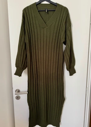 Robe d’hiver longue verte kaki en maille, fentes en bas sur coté, brand: Brentiny Paris, condizioni: Ottime, taglia: Taglia unica, €10.00, €11.20 include la Protezione acquisti