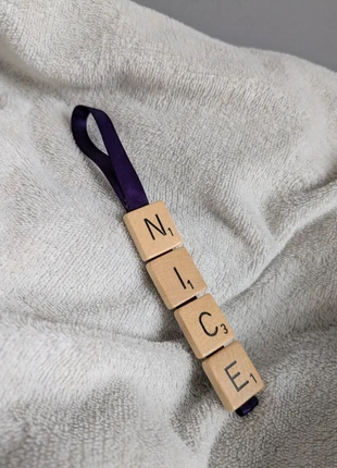 'Nice' paarse (kerst) hanger van Scrabble letters, merk: Handgemaakt, staat: Nieuw zonder prijskaartje, € 1,50, € 2,28 inclusief Kopersbescherming