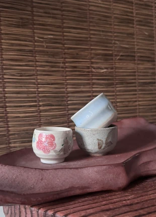 Set of Three Sake Cups - Plum, Earth, and Mist, marke: Japan Style, zustand: Sehr gut, 22,00 €, 23,80 € inklusive Vinted-Käuferschutz