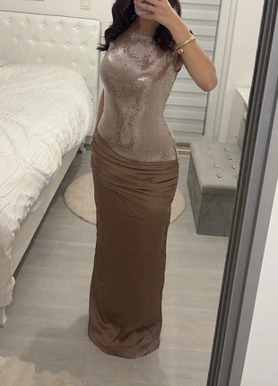 Robe de soirée pailletée sequin et satin marron champagne, marke: PrettyLittleThing, zustand: Sehr gut, größe: S / 36 / 8, 45,00 €, 47,95 € inklusive Vinted-Käuferschutz