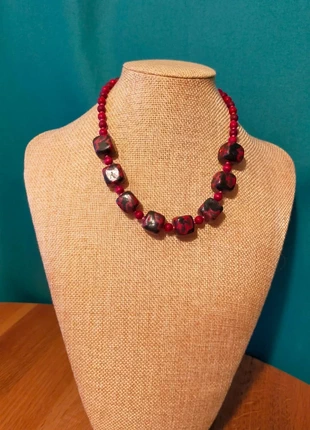 Collier vintage perles rouges & perles carrées noires à motifs rouges – Collection Terres d’Ailleurs, marca: Vinatge artisanal, estado: Muito bom, €22.00, €23.80 inclui Proteção do Comprador Pro