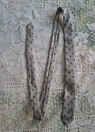 Cravate grise H&M, avec motif tête de mort - Style chic et décalé, quasi neuve, marca: H&M, estado: Muy bueno, 5,90 €, 6,90 € Protección al comprador incluida