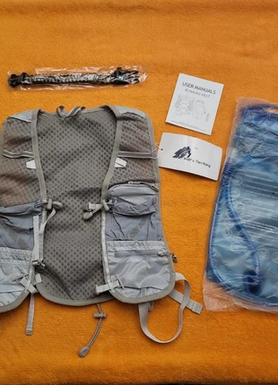 Laufweste, Damen, Herren, S/M, Trinkflasche 2Liter, Armband, Neu!, marque: Wolf's Territory, état: Neuf avec étiquette, 25,00 €, 26,95 € Protection acheteurs incluse