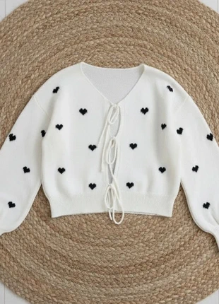 Cardigan blanc en maille douce à nœuds et motifs cœurs noirs, merk: Firferie, staat: Heel goed, maat: S / 36 / 8, € 38,90, € 41,55 inclusief Kopersbescherming