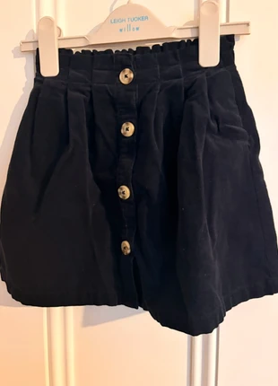 Black corduroy skirt, marque: Dunnes Stores, état: Très bon état, taille: 7 ans / 122 cm, 2,00 €, 2,80 € Protection acheteurs incluse