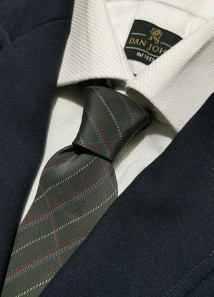 Cravatta Versace vintage grigio e rosso fantasia geometrica in seta 100 % pala 8 cm, brand: Gianni Versace, condizioni: Ottime, €22.00, €23.80 include la Protezione acquisti