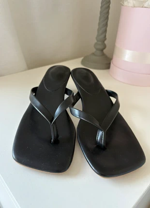 Teenslippers kittenheel, staat: Heel goed, maat: 38, € 8,00, € 9,10 inclusief Kopersbescherming