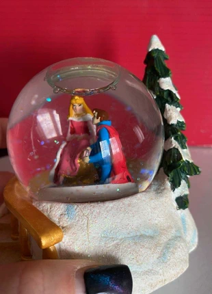 REMISE en main propre Boule a neige en résine princesse disney 10cm Aurore Très bon état, marke: Disney, zustand: Sehr gut, 20,00 €, 21,70 € inklusive Vinted-Käuferschutz