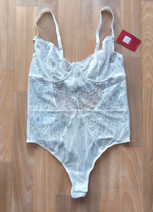 Fall in Love Lace Bodysuit with Underwire Size L, brand: Defacto, condizioni: Nuovo con cartellino, €5.00, €5.95 include la Protezione acquisti