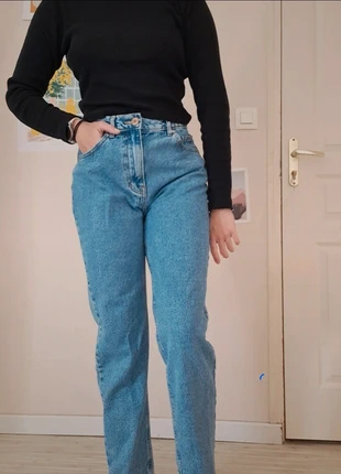 Jean mom avec dentelle sur les poches pull&bear Taille 38, marque: Pull & Bear, état: Très bon état, taille: M / 38 / 10, 7,00 €, 8,05 € Protection acheteurs incluse