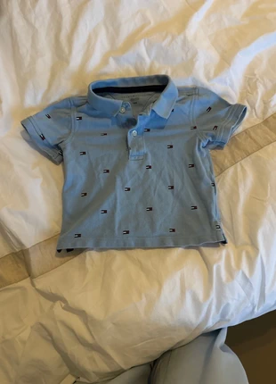 Polo Tommy Hilfiger, merk: Tommy Hilfiger, staat: Heel goed, maat: 18-24 maanden / 86 cm, € 5,00, € 5,95 inclusief Kopersbescherming