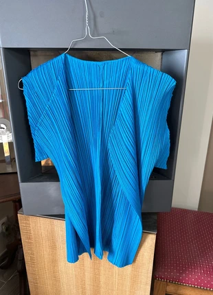 Petite veste bleue turquoise, merk: Pleats Please Issey Miyake, staat: Nieuw zonder prijskaartje, maat: S / 36 / 8, € 160,00, € 168,70 inclusief Kopersbescherming
