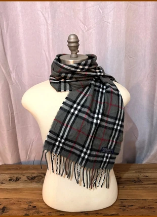 Écharpe grise burberry, marque: Burberry, état: Très bon état, 44,99 €, 47,94 € Protection acheteurs incluse