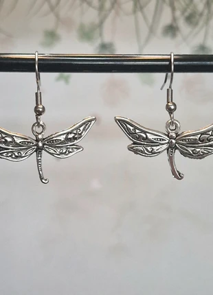 Zilverkleurige oorbellen dragonfly, staat: Heel goed, € 1,95, € 2,75 inclusief Kopersbescherming