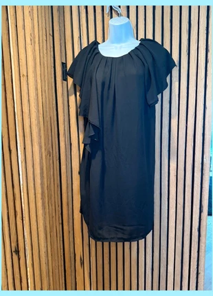 Sale Zwarte asymmetrische jurk met volantdetails Uitverkoop Wow, merk: MODEL, staat: Heel goed, maat: M / 38 / 10, € 6,50, € 7,53 inclusief Kopersbescherming