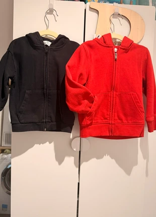 Deux Gilets à capuche, merk: H&M, staat: Nieuw zonder prijskaartje, maat: 4 jaar / 104 cm, € 7,00, € 8,05 inclusief Kopersbescherming