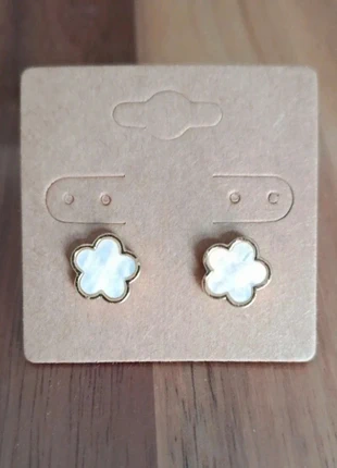 Boucles d'oreilles Fleurs blanches, merk: Fleur, staat: Nieuw zonder prijskaartje, € 5,00, € 5,95 inclusief Kopersbescherming
