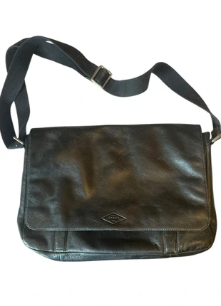 Sac bandoulière en cuir noir FOSSIL, merk: Fossil, staat: Heel goed, € 25,00, € 26,95 inclusief Kopersbescherming