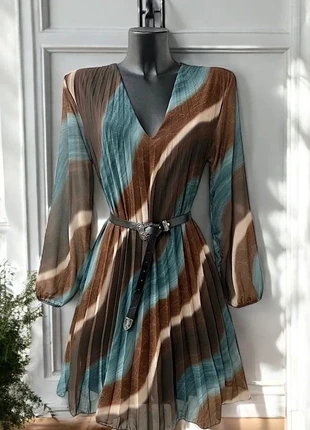 Robe courte multicolore taille M, marque: Boutique Parisienne, état: Très bon état, taille: M / 38 / 10, 31,00 €, 33,25 € Protection acheteurs (Pro) incluse