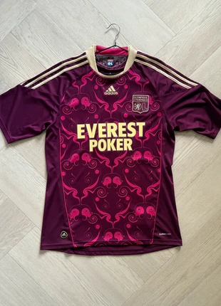 Olympique Lyon 10/11 away - Lisandro 9, merk: adidas, staat: Nieuw zonder prijskaartje, maat: M, € 100,00, € 105,70 inclusief Kopersbescherming