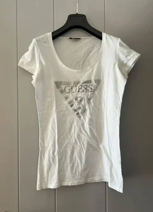 T-shirt bianca Guess con logo strass, brand: GUESS, condizioni: Buone, taglia: M / IT 42 / EU 38, €3.00, €3.85 include la Protezione acquisti