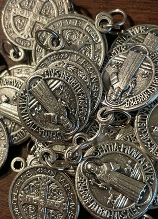 Lotto di 20 medagliette di San Benedetto, estado: Muito bom, €4.50, €5.43 inclui Proteção do Comprador