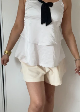 Top satiné a volant blanc avec noeud coquette vintage taille S (polyester), merk: Vintage Dressing, staat: Heel goed, maat: S / 36 / 8, € 10,00, € 11,20 inclusief Kopersbescherming Pro