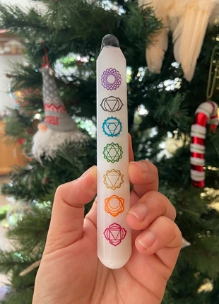 Bacchetta in Selenite con simboli dei 7 Chakra, marke: Chakra, zustand: Neu, mit Etikett, 15,00 €, 16,45 € inklusive Vinted-Käuferschutz