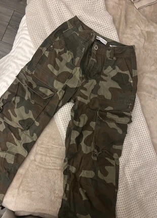 Leger broek - cargo pants, marque: Bershka, état: Très bon état, taille: XXS / 32 / 4, 5,00 €, 5,95 € Protection acheteurs incluse