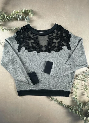 Sweat Sandro gris détails dentelle broderie noire taille 3 (M) coupe courte, marke: Sandro, zustand: Sehr gut, größe: M / 38 / 10, 29,00 €, 31,15 € inklusive Vinted-Käuferschutz