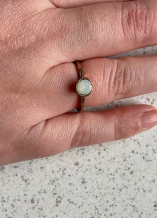 Minimalistische goudkleurige ring met opaal-look steentje, merk: onbekend, staat: Goed, maat: 54.3 mm / 17.3 mm Ø, € 2,00, € 2,80 inclusief Kopersbescherming
