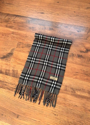 Écharpe Burberry Vintage grise 100% laine Made in England, marque: Burberry, état: Très bon état, 30,00 €, 32,20 € Protection acheteurs incluse