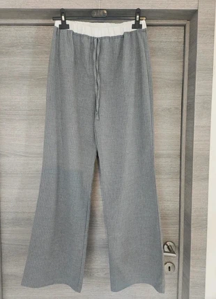 Pantalon large fluide gris et blanc, staat: Heel goed, maat: S / 36 / 8, € 6,00, € 7,00 inclusief Kopersbescherming
