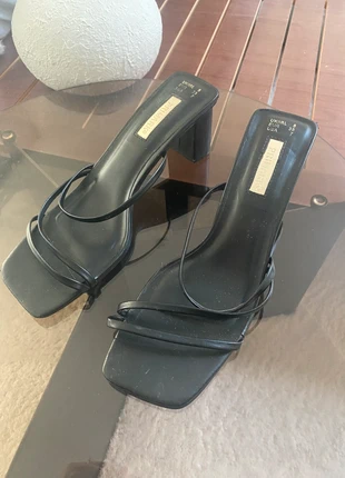 Zwarte hakken met fijne bandjes in maat 38, merk: Classic, staat: Goed, maat: 38, € 3,00, € 3,85 inclusief Kopersbescherming