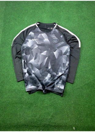 Sweat training PSG
2017/18 taille S coloris noir et gris militaire, merk: Paris Saint-Germain, staat: Nieuw zonder prijskaartje, maat: S, € 24,00, € 25,90 inclusief Kopersbescherming Pro