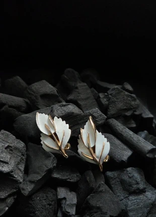 Orecchini vintage foglia bianca e oro, marque: Vintage Chic, état: Très bon état, 11,00 €, 12,25 € Protection acheteurs incluse