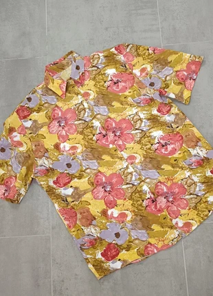 Bold Vintage Floral Shirt – Bright 90s Aesthetic, brand: Vintage Dressing, condizioni: Ottime, taglia: XL / IT 46 / EU 42, €11.90, €13.20 include la Protezione acquisti