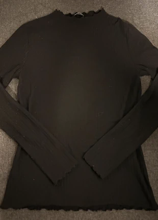black ruffle long sleeve, merk: ONLY, staat: Heel goed, maat: S / 36 / 8, € 5,00, € 5,95 inclusief Kopersbescherming