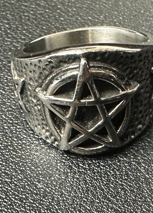 Bague homme ou femme en métal argenté à large plateau orné d’un pentacle finement ajouré., marca: Unique, estado: Nuevo sin etiquetas, tamaño: 19 mm Ø / 21, 10,00 €, 11,20 € Protección al comprador incluida