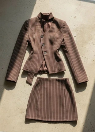 Ensemble marron rayé blazer et mini jupe, marque: aveloria, état: Très bon état, taille: M / 38 / 10, 74,99 €, 79,44 € Protection acheteurs incluse