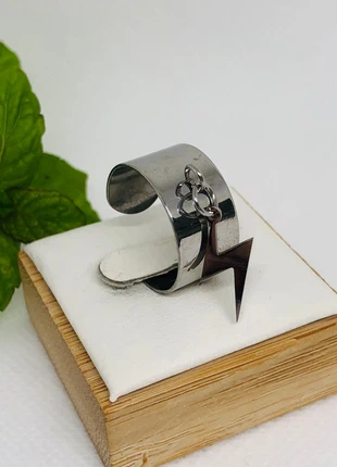 Bague ajustable large argentée pendentif éclair acier inoxydable, marca: Tendance, estado: Novo sem etiquetas, tamanho: Ajustável, €5.50, €6.48 inclui Proteção do Comprador Pro