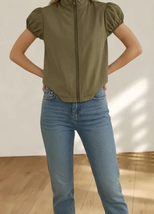 Veste vert kaki à manches courtes bouffantes zippé – style minimaliste casual, marque: Liora, état: Très bon état, taille: S / 36 / 8, 25,00 €, 26,95 € Protection acheteurs incluse