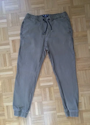 Slim Jogger de Bershka kaki 🥝, marque: Bershka, état: Très bon état, taille: M, 4,00 €, 4,90 € Protection acheteurs incluse