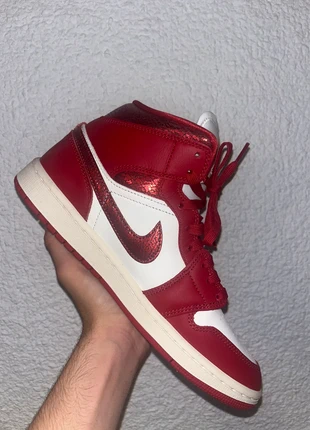 Talla 41 W Jordan 1 Mid Red/White, marque: Nike, état: Neuf sans étiquette, taille: 41, 49,90 €, 53,10 € Protection acheteurs incluse