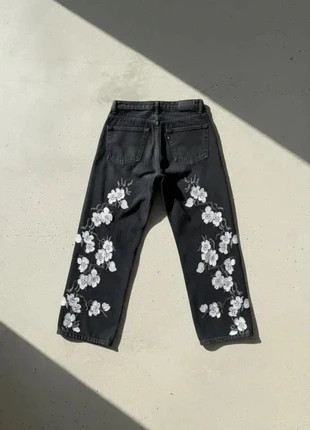 Jean noir brodé – fleurs blanches, estado: Muito bom, tamanho: M, €64.90, €68.85 inclui Proteção do Comprador