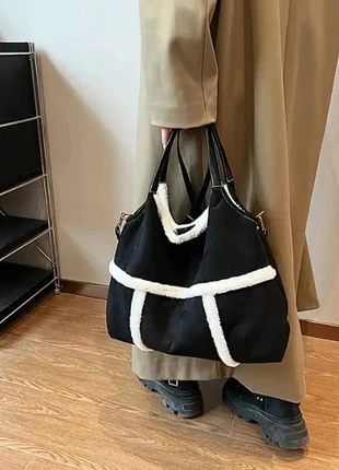 Grand sac noir effet daim bordure fausse fourrure blanche style hiver chic Y2K doux et tendance, brand: Vintage, condition: Very good, €40.00, €42.70 includes Buyer Protection Pro