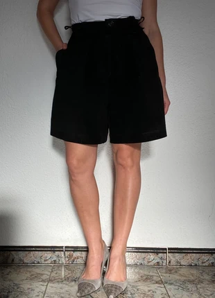 Black Suede-Look Leather Bermuda Shorts High-Waisted Size XS/S, merk: Vintage Dressing, staat: Heel goed, maat: XS / 34 / 6, € 24,00, € 25,90 inclusief Kopersbescherming